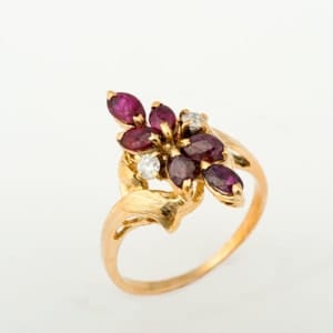 Χρυσό δαχτυλίδι με μπριγιάν και ρουμπίνια Εκλεκτά Κοσμήματα