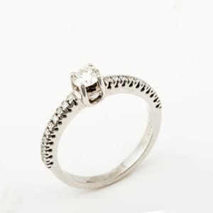 Λευκόχρυσο δαχτυλίδι, μονόπετρο, μισόβερο με μπριγιάν VS1 Εκλεκτά Κοσμήματα